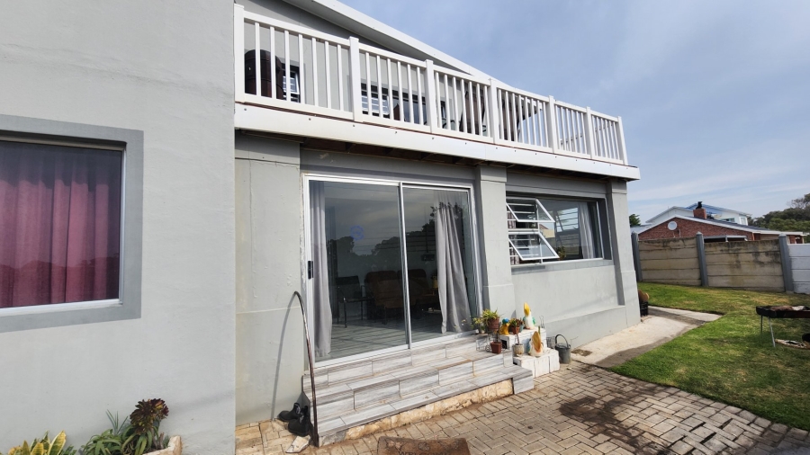 6 Bedroom Property for Sale in Paradise Beach Eastern Cape